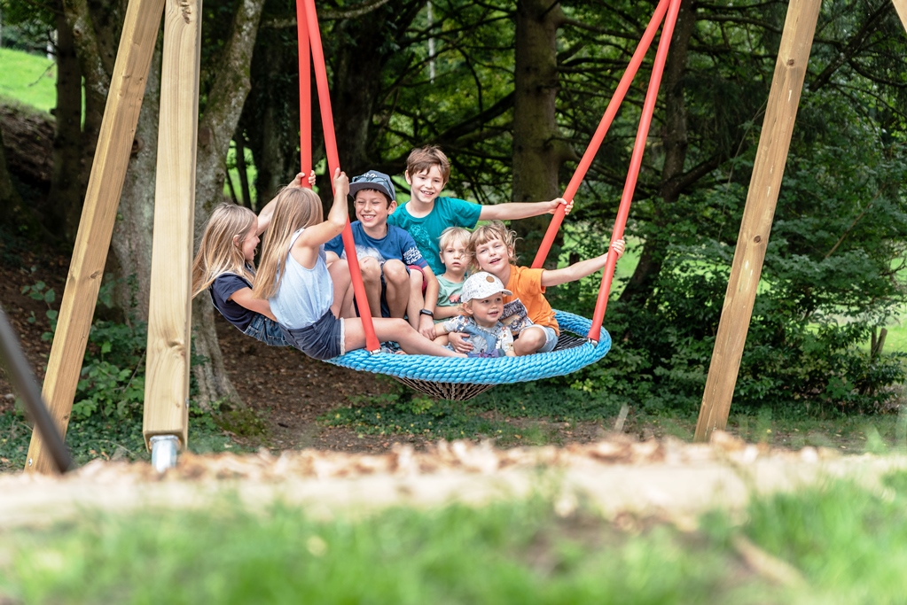 Spielplatz Turgi spielende Kinder.jpg